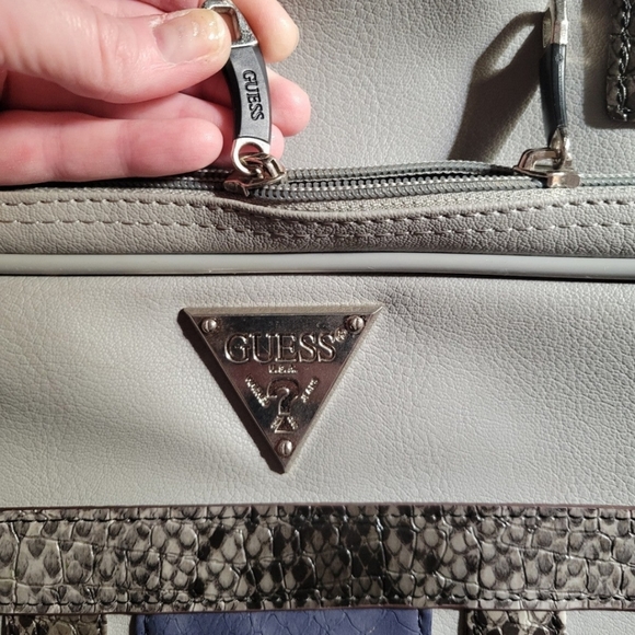 Guess Overnight Diaper/Travel/Gym Bag Tote - Picture 3 of 12